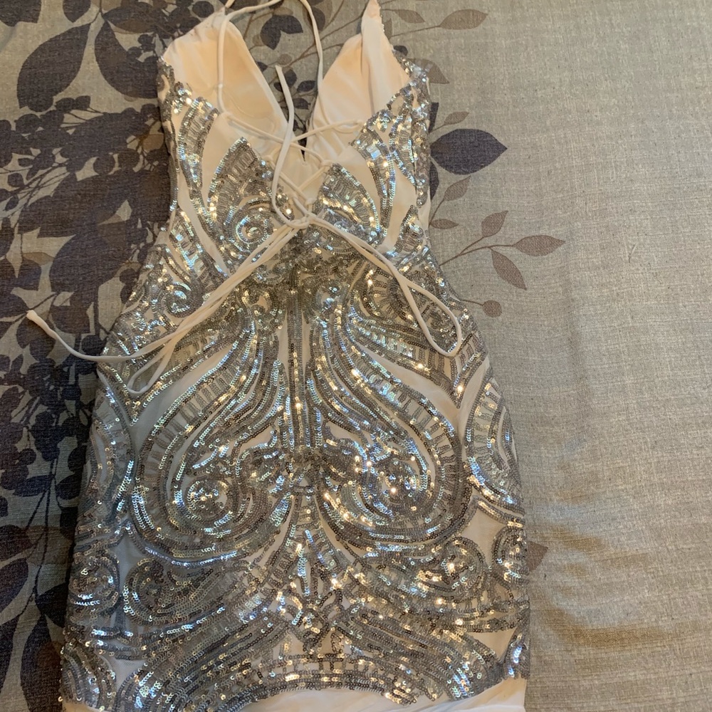 Beautiful plunge neck sequenced dress🤩 - Picture 5 of 5